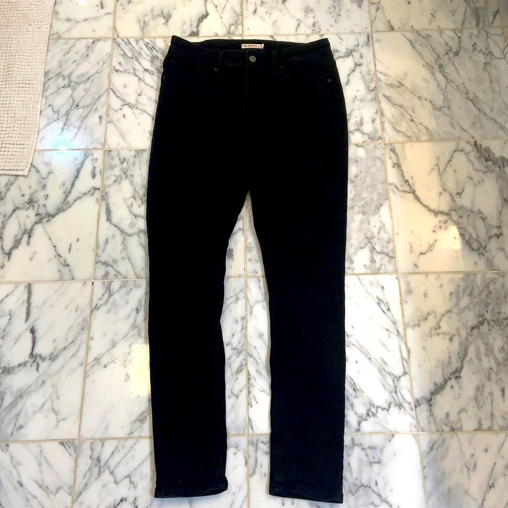 Levi’s Black High Rise Skinny jeans Size 31 MINT